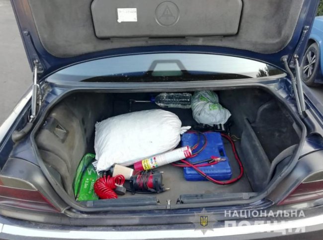 На Волині в багажнику «бехи» знайшли 20 кілограмів бурштину. ФОТО