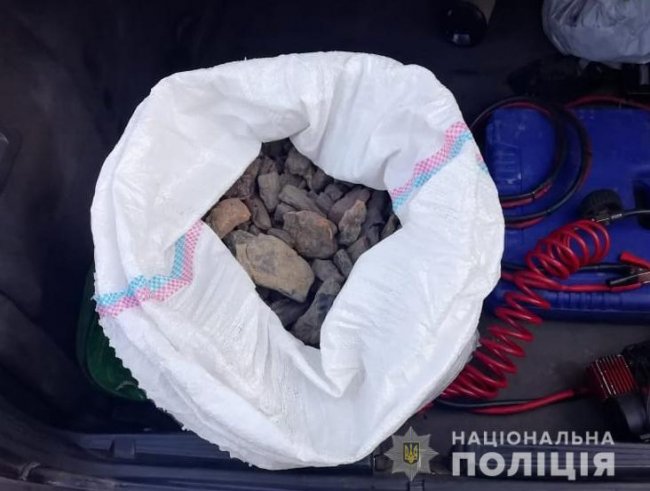 На Волині в багажнику «бехи» знайшли 20 кілограмів бурштину. ФОТО