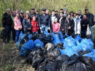 Толока по-луцьки: у центральному парку міста зібрали гору сміття. ФОТО