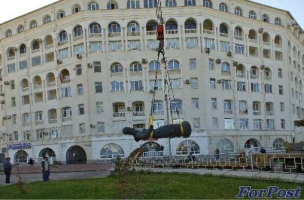 У Криму демонтували пам’ятник Сагайдачному. ФОТО. ВІДЕО