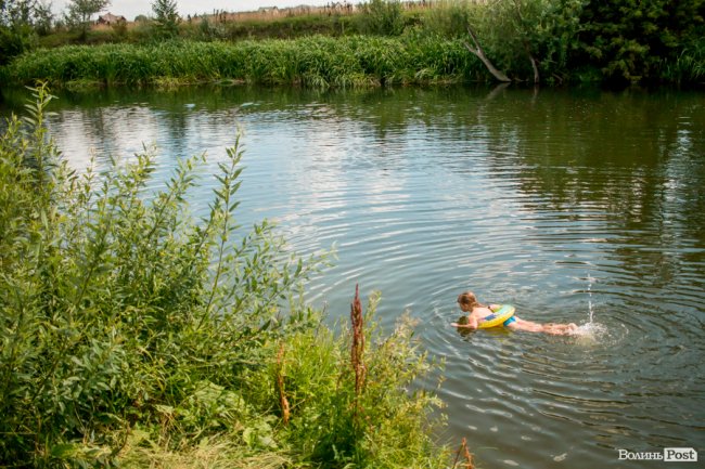 Як лучани рятуються від спеки у Стиру. ФОТО