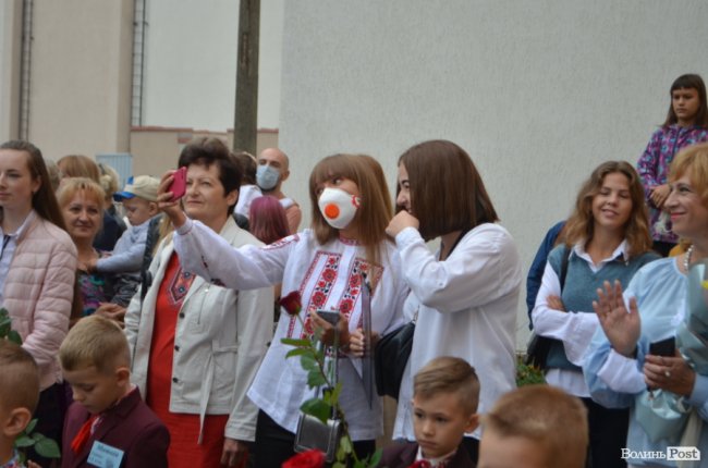 Як у луцькій школі №1 відзначали свято першого дзвоника. ФОТО 