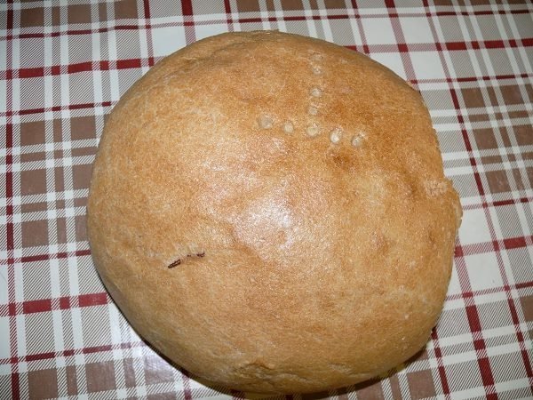 Лучанка придбала хліб із  хробаком. ФОТО