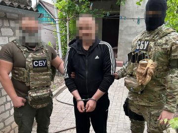 Допомагав ув’язнювати і катувати українців: СБУ затримала охоронця колишньої катівні у Херсоні