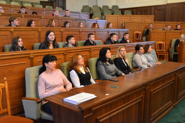 Луцькі студенти спробували себе в ролі депутатів Волиньради. ФОТО