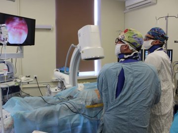 У волинській лікарні пацієнту видалили камінь, що «окупував» всю нирку. ФОТО