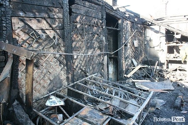 Будинок в центрі Луцька після великої пожежі. ФОТО