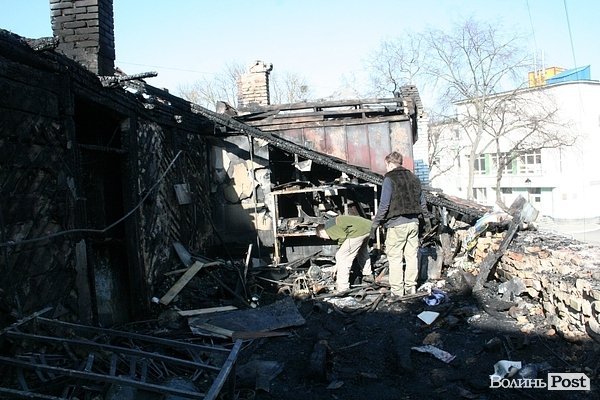 Будинок в центрі Луцька після великої пожежі. ФОТО