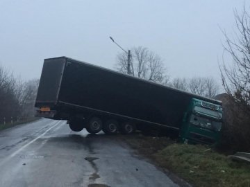 На трасі поблизу Луцька вантажівка з'їхала в кювет і перекрила рух. ФОТО 