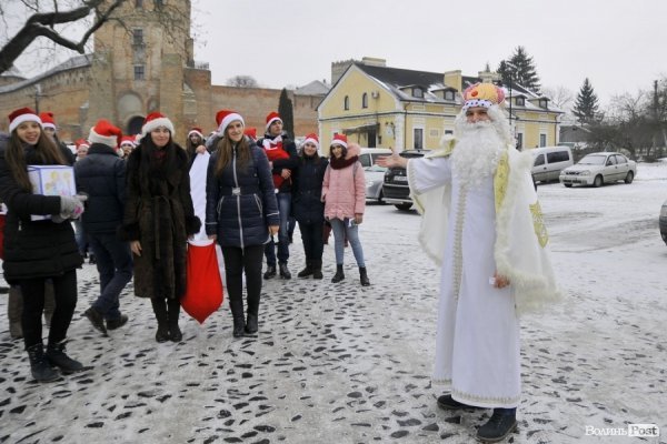 Луцьком пройшов парад помічників Святого Миколая
