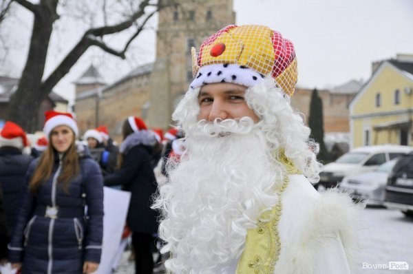 Луцьком пройшов парад помічників Святого Миколая