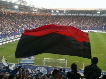 Червоно-чорний прапор став символом ФК «Карпати»