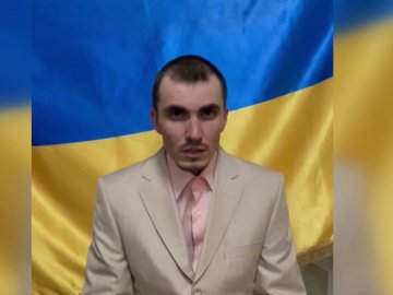 Полонений окупант давав покази у весільному костюмі, бо здав не тільки зброю, а навіть форму. ВІДЕО