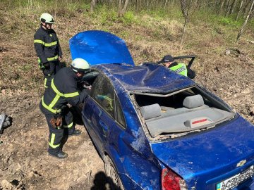 Автопригода на Волині: машина злетіла у кювет і кілька разів перевернулася