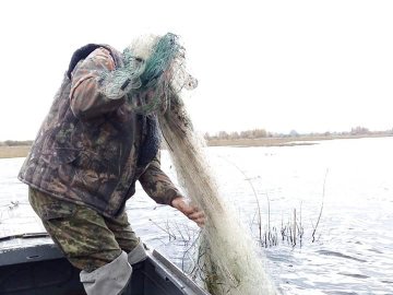 На волинському озері вилучили браконьєрські сітки. ФОТО