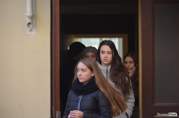 Луцькі школярі «одягли шкуру» депутатів. ФОТО 