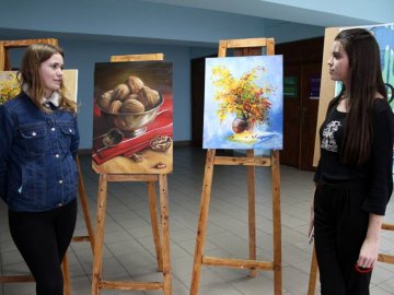 День студента по-інтелігентному: у луцькому політесі влаштували святкову виставку картин