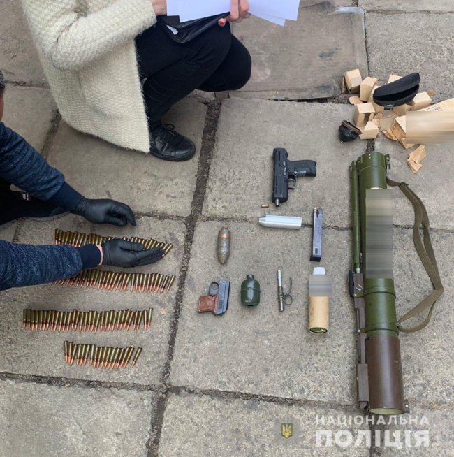 У волинянина вдома під час обшуку вилучили зброю та наркотики. ФОТО