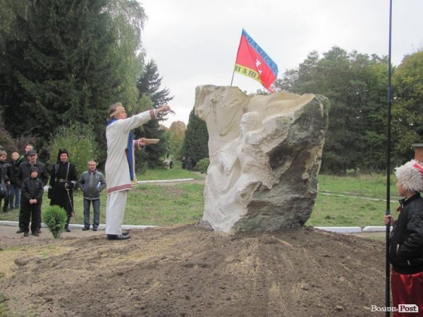 Під Луцьком відкрили єдиний на Волині пам’ятник козакові Мамаю 