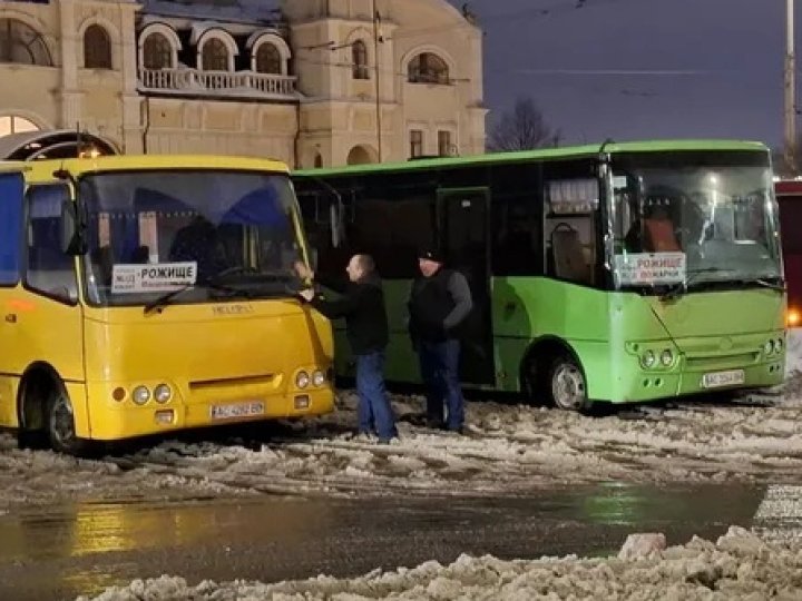 У Луцьку автобуси досі їздять з російською мовою на табличках: що коїться 