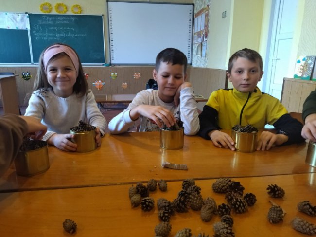 Школярі на Волині виготовляють окопні свічки для Захисників