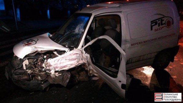 Аварія на Відродження - зіткнулись два фургони. ФОТО