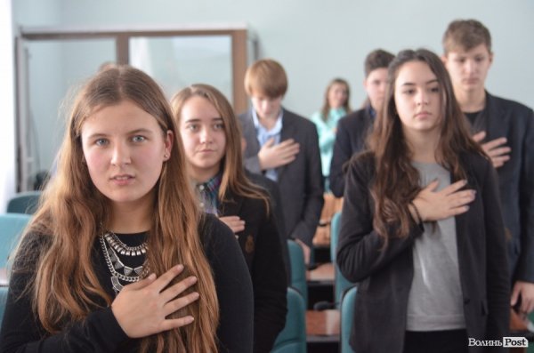 Луцькі школярі «одягли шкуру» депутатів. ФОТО 