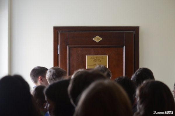 Луцькі школярі «одягли шкуру» депутатів. ФОТО 