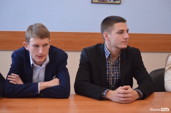 Луцькі школярі «одягли шкуру» депутатів. ФОТО 