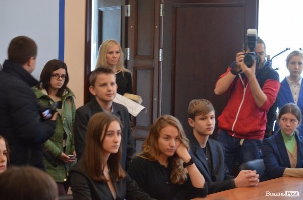 Луцькі школярі «одягли шкуру» депутатів. ФОТО 