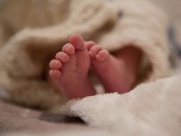 Через коронавірус породіллі боялись їхати до лікарні: скільки волинянок у 2020 народжували вдома