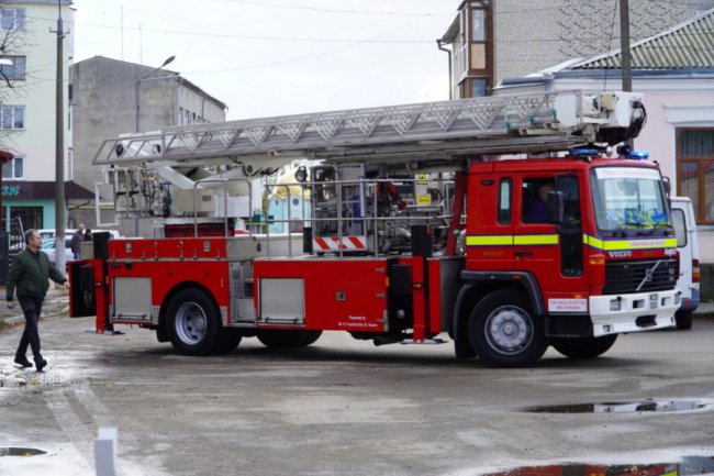 Жителі містечка в Англії купили 2 пожежні автівки для волинського міста