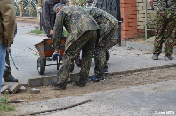 У Луцьку депутату по цеглині розбирають паркан. ФОТО  