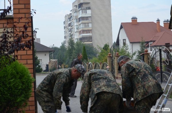 У Луцьку депутату по цеглині розбирають паркан. ФОТО  