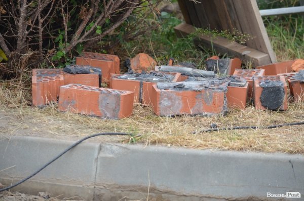 У Луцьку депутату по цеглині розбирають паркан. ФОТО  