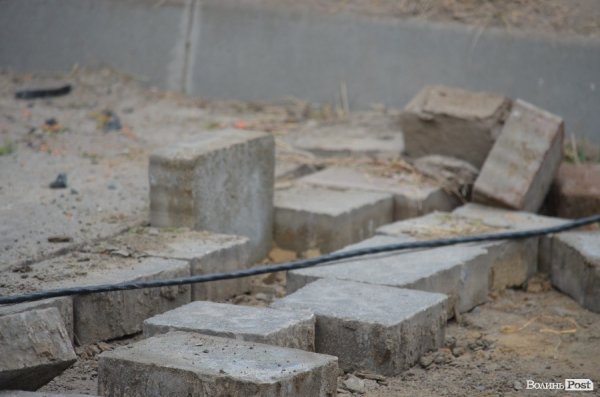 У Луцьку депутату по цеглині розбирають паркан. ФОТО  