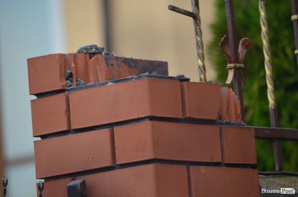 У Луцьку депутату по цеглині розбирають паркан. ФОТО  