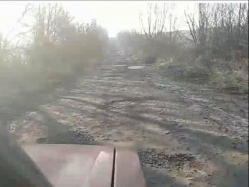 Повністю знищена дорога: перевізники відмовляються обслуговувати єдиний маршрут між селами на Волині. ВІДЕО