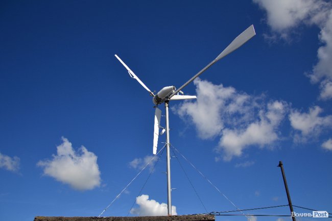 Якщо не демонтує, то можу сама його зіпхнути з будинку, - лучанка про вітряк на багатоповерхівці