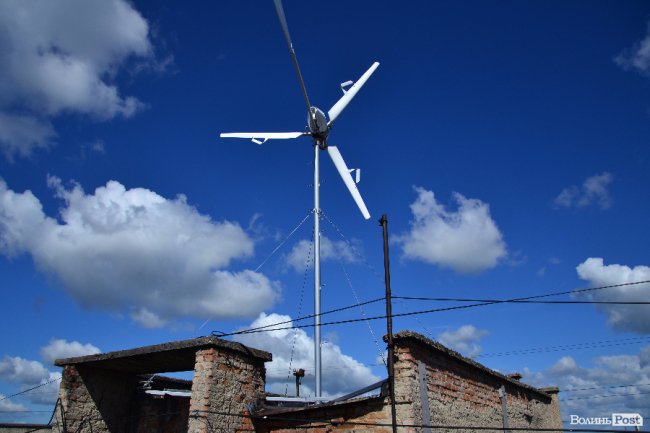 Якщо не демонтує, то можу сама його зіпхнути з будинку, - лучанка про вітряк на багатоповерхівці