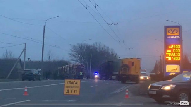 У Струмівці зіткнулись дві фури. ФОТО