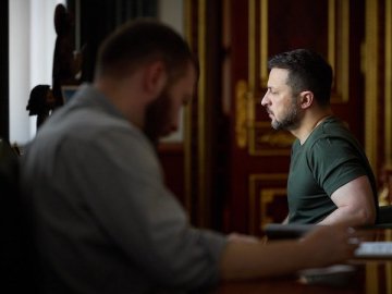Зеленський через ситуацію на фронті доручив перенести всі міжнародні заходи, заплановані на найближчі дні