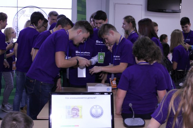 ПриватБанком покерували маленькі фінансисти з усієї України*