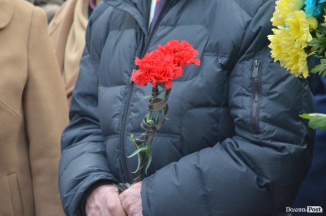 У Луцьку поклали квіти до пам’ятника Шевченку. ФОТО