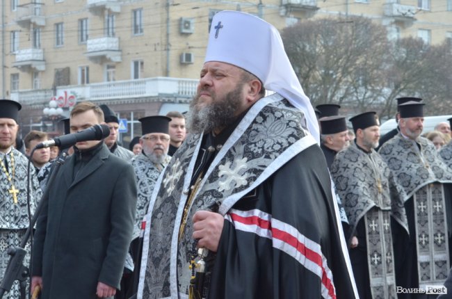 У Луцьку поклали квіти до пам’ятника Шевченку. ФОТО