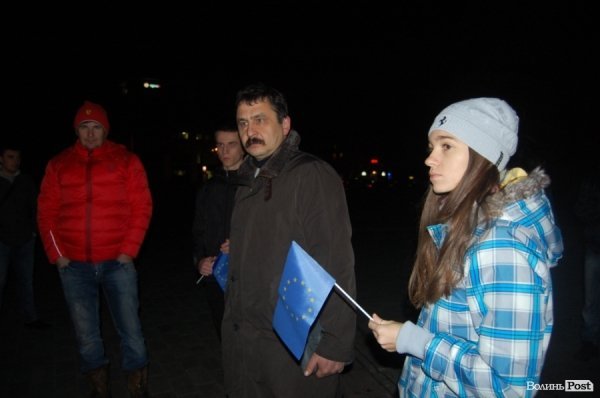 У Луцьку активісти збиралися на Театральному майдані. ФОТО. ВІДЕО