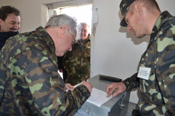 Волинські чиновники побували в армії. ФОТО