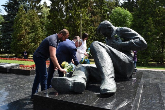 Не забувати ніколи: у Луцьку вшанували пам'ять полеглих у Другій світовій війні