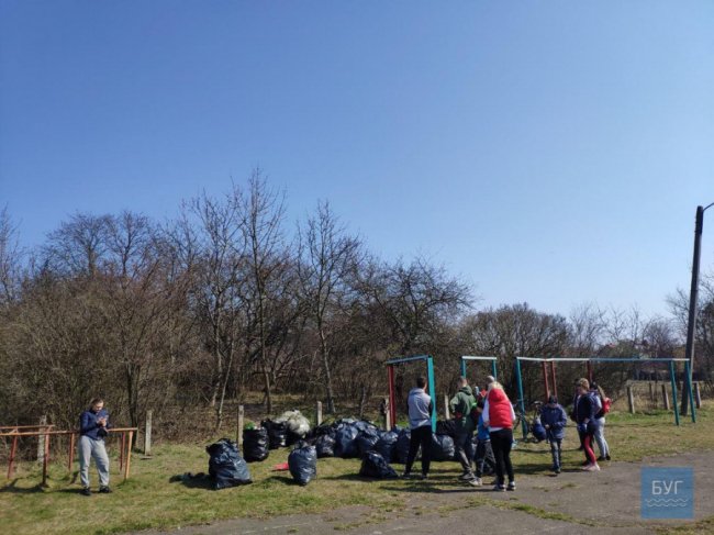 Купи сміття та шприців: в містечку на Волині прибрали територію біля школи. ФОТО