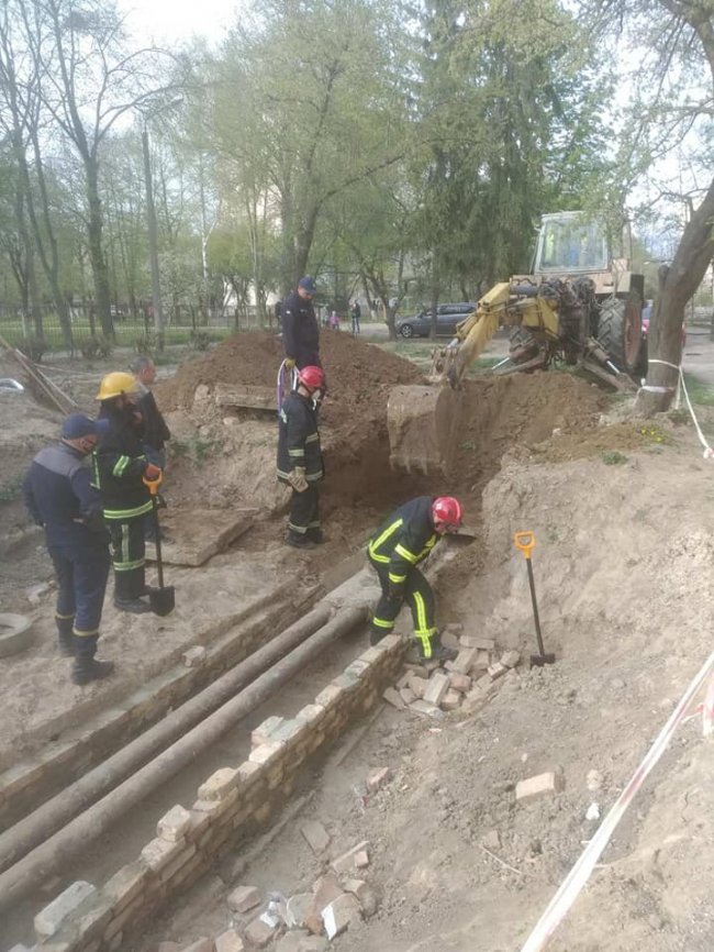 Луцькі рятувальники визволили з-під землі 7 цуценят. ВІДЕО